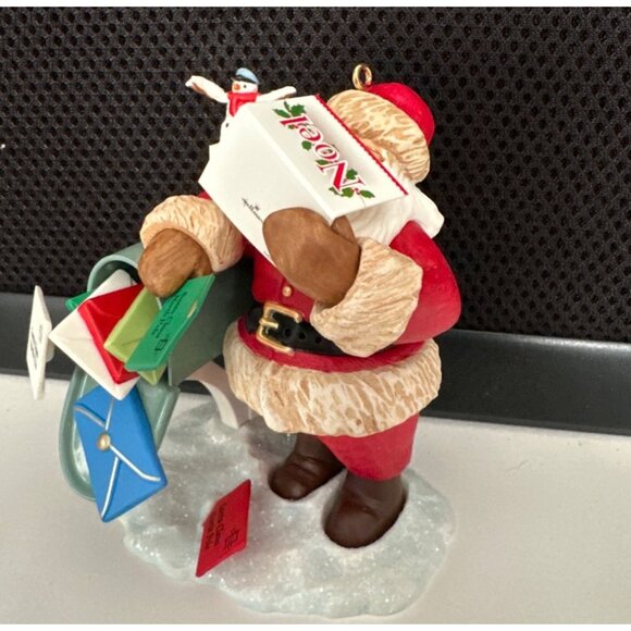 Hallmark 2009 Club Exclusive Santa Claus Figurine With Mailbox Holding Letters - Picture 1 of 8